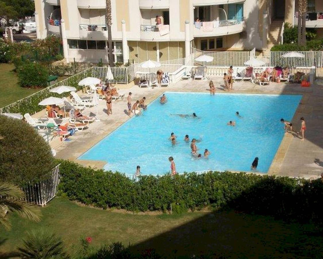 Le Cesaree Location De Parking Piscine Terrasse Wifi * Fréjus